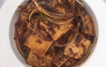 干锅千叶豆腐：1主料 千叶豆腐 青蒜苔 圆葱 干辣椒 2千叶豆腐切片