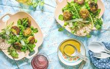 青豆虾饼配西洋菜沙拉.Pea with prawn patties with watercress salad.
