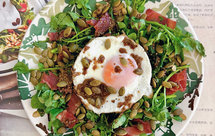 南瓜子西洋菜沙拉佐煎鸭蛋（ref.《凯蒂的食谱及其饮食生活的点点滴滴》凯蒂·奎恩·戴维斯）