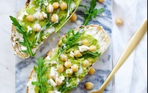 鹰嘴豆牛油果开放式三明治