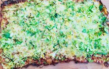 （无面粉）健康的菜花孢子甘蓝披萨Cauliflower Brussel Sprout Pizza