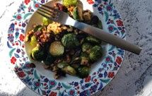 烤孢子甘蓝配核桃蔓越莓沙拉