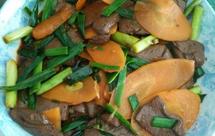 蒜苗胡萝卜炒鸭血