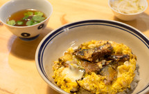 日剧【侠饭】第九集 蒲烧秋刀鱼鸡蛋盖浇饭&豆芽萝卜苗拌菜&鸭儿芹味噌汤