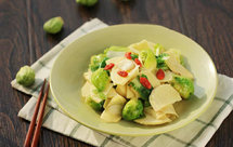 笋片炒抱子甘蓝