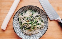 《侠饭》的萝卜苗豆芽拌韩国海苔