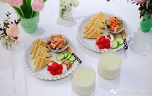 鸡蛋芝士鳕鱼松全麦烧饼 芝麻酱拌菠菜 雪梨燕麦毛豆豆浆