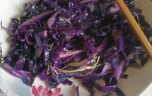 橄榄油奶油披萨草炒紫甘蓝