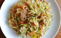 包菜炒粉丝~~孩子们喜欢吃的家常小炒，一学就会