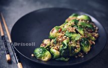 魚露孢子甘藍大麥沙拉