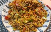 营养又简单的炒面模板，胡萝卜包菜鸡蛋炒面