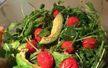 油醋汁拌芝麻菜烤圣女果烤牛油果