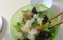 清脆可口的凉拌银耳西兰花——这是我第一次发菜谱