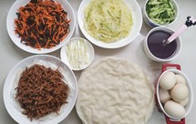 卷饼春饼水单饼+鸡蛋土豆肉胡萝卜木耳丝