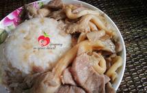 平菇炒肉片盖浇饭
