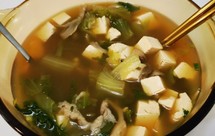 平菇生菜豆腐汤