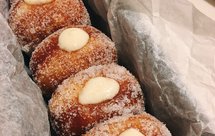 好吃到哭泣的甜甜圈VANILLA CREAM-FILLED DOUGHNUTS