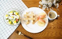 精致早餐：鹰嘴豆芝麻菜奶酪沙拉配黑咖啡