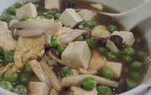 鲜嫩鸡蛋青豆蟹味菇豆腐汤
