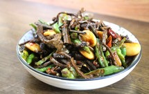 干锅茶树菇炖芸豆