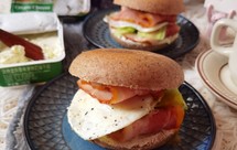 火遍全网的涂抹式奶酪吃法‼️蒜香奶酪贝果汉堡