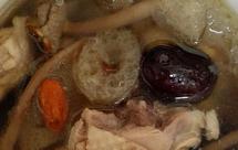 竹荪茶树菇炖鸡汤