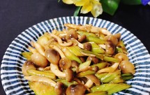 蚝油西芹炒蟹味菇（降脂减肥.养颜美容.养血补虚）