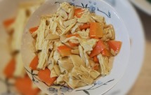 素食餐家常快手菜，腐竹红萝卜炒鸡腿菇