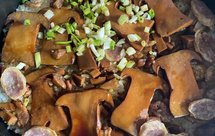 牛肝菌腊肠煲仔饭