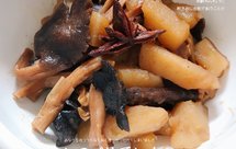 东北榛蘑黄花菜笋尖炖土豆（无油vegan)