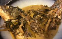 咸菜小平菇炖鲫鱼