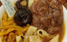 珍珠菇黄花菜红烧牛腱子配手工擀面