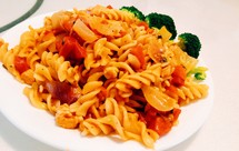 番茄胡萝卜口蘑洋葱西兰花鸡胸肉意面少油减脂增肌