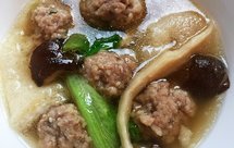 竹荪菌菇丸子汤