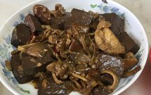 鸭血烩菇子