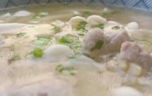 新手小白也会做!白玉菇肉丸汤,不放味精不放糖,鲜到舌头打结!