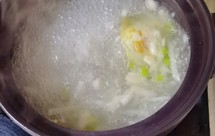 荷包蛋白萝卜白玉菇汤（小宝宝也可以吃的汤）