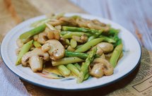 双孢菇炒芦笋