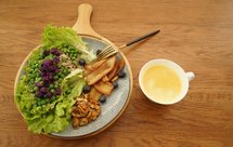 健康减脂早餐：紫薯藜麦沙拉配煎蘑菇