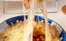 敲好吃的奥尔良鸡腿焗饭，奶香浓郁还拉丝