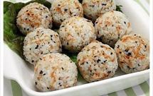 泡菜金枪鱼饭团