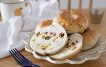 草莓牛奶贝果（草莓白巧克力贝果）