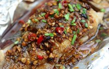 比蒸着吃更过瘾的【锡纸包烤鲈鱼】