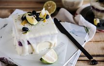 酸奶与白巧克力淋面配蓝莓椰子慕斯