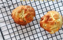 一块超大的夏威夷果白巧克力软曲奇