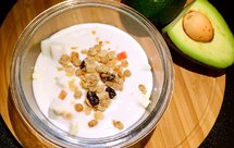 牛油果鸡蛋酸奶～【吃个牛油果^_^扔掉护肤品】牛油果又名油梨、鳄梨、奶油果，有“森林黄油”之美称，因其果实含有量高，热带美洲人把它当作粮食食用，因此，油梨是一种集果、粮、油于一身的保健品。吉尼斯世界纪录甚至把牛油果评为最有营养的水果。