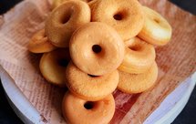 不用烤箱不用油炸的迷你甜甜圈，此配方松软无比又快手