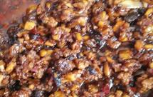 秘制八宝辣酱主料：牛肉辅料 海米 蘑菇 豆豉 洋葱 香菇，调料：白糖 甜面酱 料酒 大料 花椒 辣椒 豆瓣酱特点：麻辣咸香，