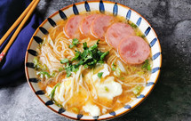 冬天，下班回家吃碗热汤面，暖心暖胃舒服