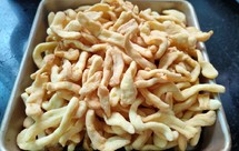 两个鸡蛋一碗面粉，不添加，制作简单的炸面条